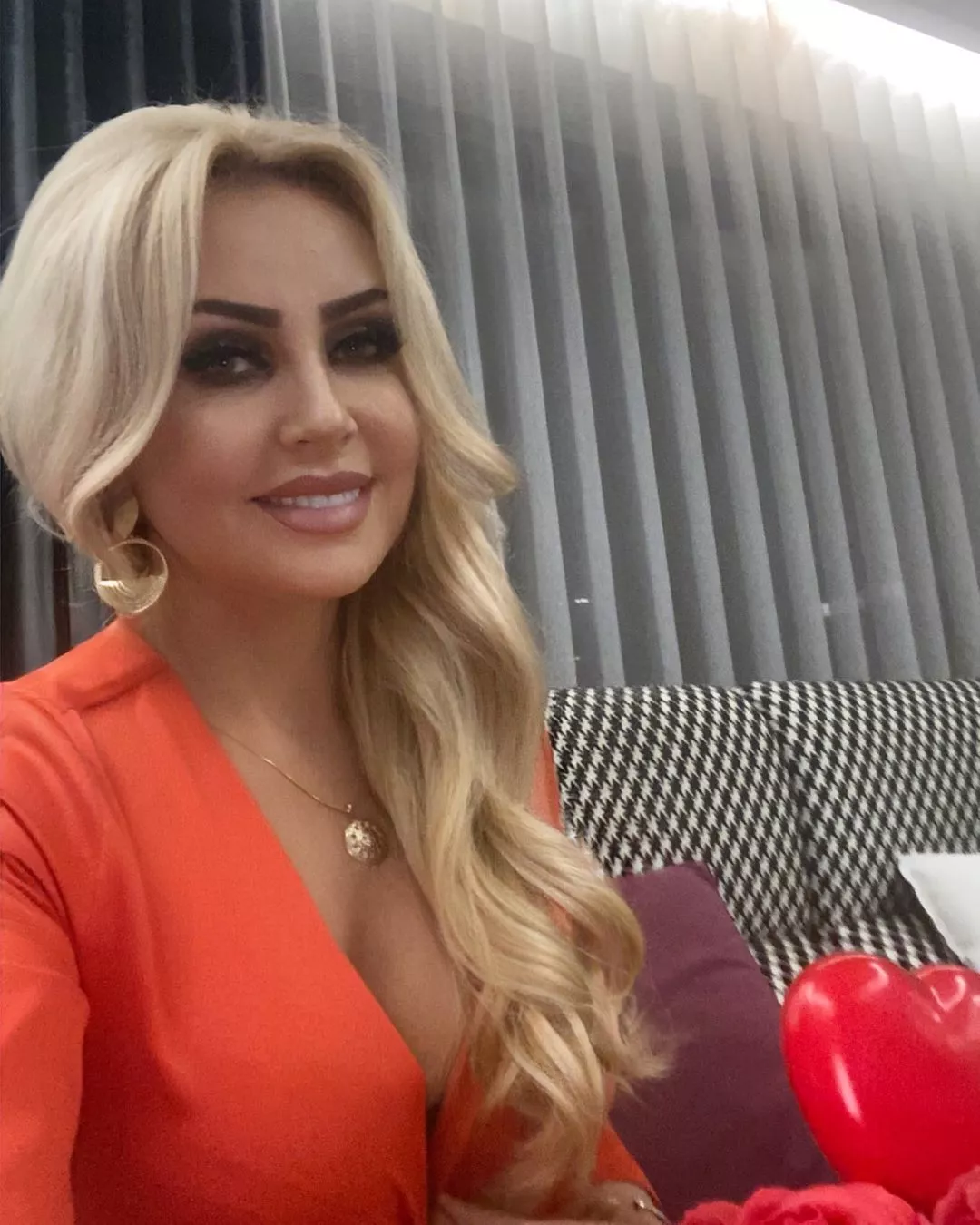 Teresa Werner na ustach wszystkich! Gwiazda śląskich szlagierów odsłoniła ponętny dekolt! 